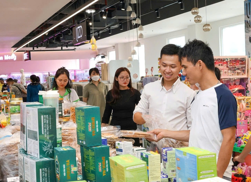 Rất đông người dân lựa chọn mua hàng Việt Nam tại siêu thị. Ảnh: Hải Yến