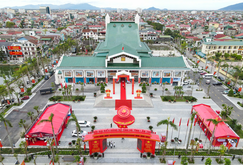 Gian hàng có 33 sản phẩm của Hà Tĩnh sẵn sàng phục vụ Đại hội Đảng bộ tỉnh. Ảnh: Phúc Sơn.