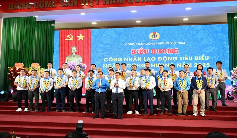 Bộ Công Thương đặc biệt quan tâm công tác thi đua, khen thưởng và kịp thời biểu dương các tổ chức, cá nhân xuất sắc