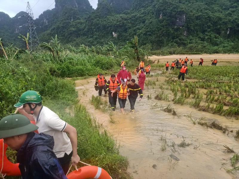 Hai người dân được đưa lên bờ an toàn. Ảnh: Công an Thanh Hóa