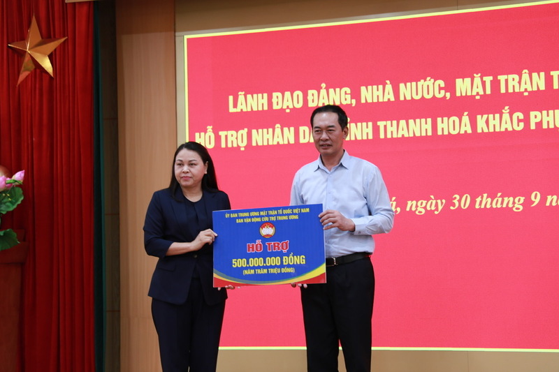 Bà Nguyễn Thị Thu Hà, Phó Chủ tịch - Tổng Thư ký Ủy ban Trung ương Mặt trận Tổ quốc Việt Nam đã trao 500 triệu đồng ủng hộ nhân dân tỉnh Thanh Hóa. Ảnh: Quốc Huy