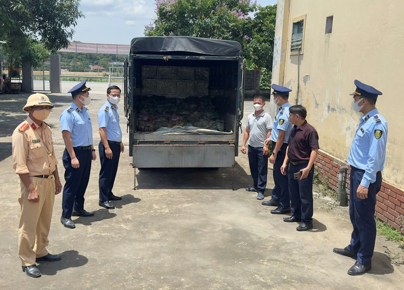 Lực lượng chức năng xử lý 1,3 tấn nội tạng động vật không rõ nguồn gốc xuất xứ. Ảnh: Hải Yến