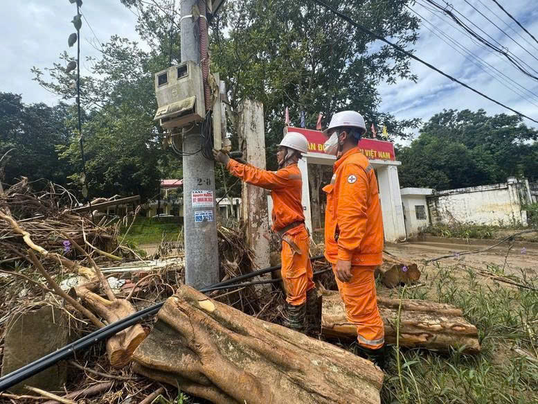 Tại các tỉnh miền Trung hệ thống lưới điện trung và hạ áp bị thiệt hại nặng nề. Ảnh: EVN