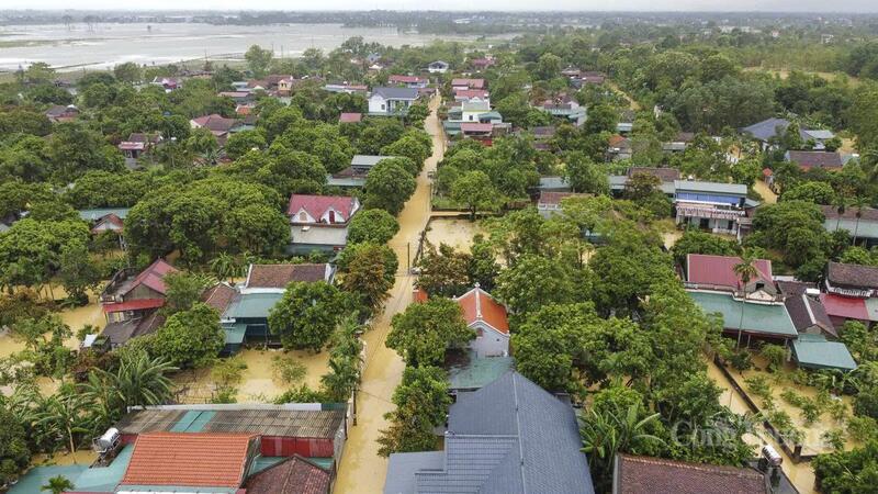 Ông Hồ Trung Dũng - người dân thôn Phong Mỹ chia sẻ: “Khoảng 3 giờ sáng nước bắt đầu tràn vào và dâng rất nhanh, chúng tôi hoàn toàn không kịp trở tay. Đồ điện trong nhà như tủ lạnh, máy giặt, ti vi đều bị ngập hết”.