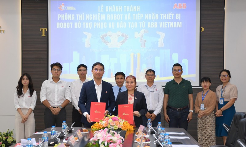 PGS. TS Đàm Sao Mai - Phó hiệu trưởng Trường Đại học Công nghiệp TP. Hồ Chí Minh và ông Trần An Khang - Giám đốc Ban Robot và Tự động hóa Nhà máy ABB Automation and Electrification Việt Nam ký kết biên bản tiếp nhận thiết bị tài trợ. Ảnh: Thanh Minh.