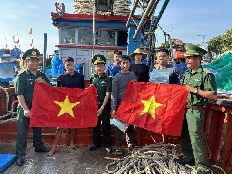 Đối với mỗi con tàu, mỗi chuyến vươn khơi là hành trình mưu sinh đúng nghĩa và giữ vững chủ quyền lãnh thổ quốc gia. Ảnh: Nguyễn Dương.
