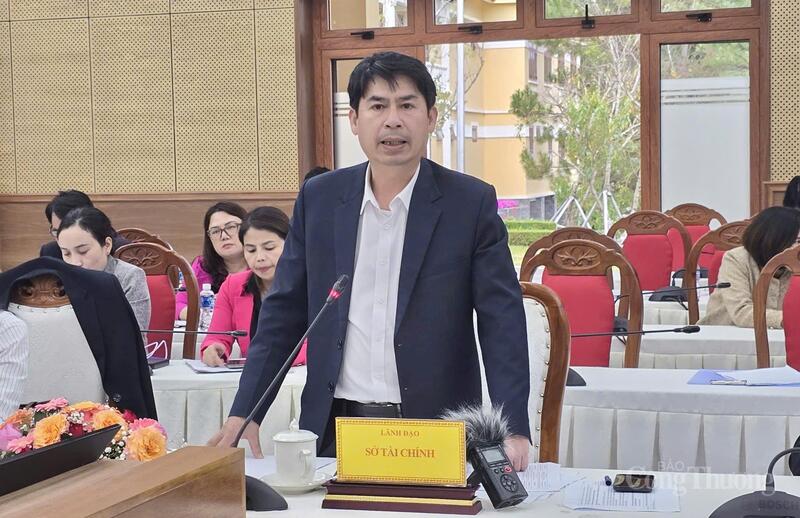 Ông Lê Bình Minh, Phó Giám đốc Sở Tài chính tỉnh Lâm Đồng thông tin tại buổi họp báo. Ảnh: Lê Sơn