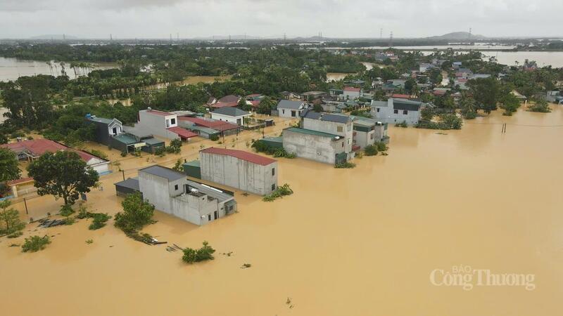 Lực lượng chức năng đã khẩn trương di dời hàng nghìn người dân sang hộ bên cạnh có nhà cao tầng, trường học và các điểm tránh trú an toàn.