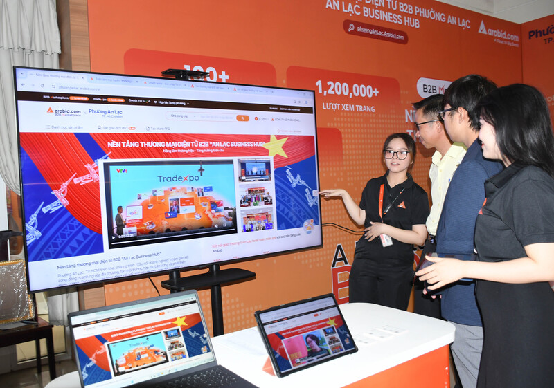 Doanh nghiệp trực tiếp trải nghiệm nền tảng thương mại điện tử B2B "An Lạc Business Hub" tại sự kiện. Ảnh: Minh Khuê.