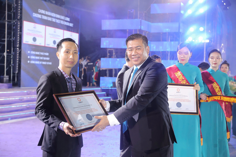 TS. Phan Hồng Hải, Hiệu trưởng Trường Đại học Công nghiệp TP. Hồ Chí Minh trao chứng nhân kiểm định ABET cho đại diện các chương trình đào tạo. Ảnh: Thanh Minh.