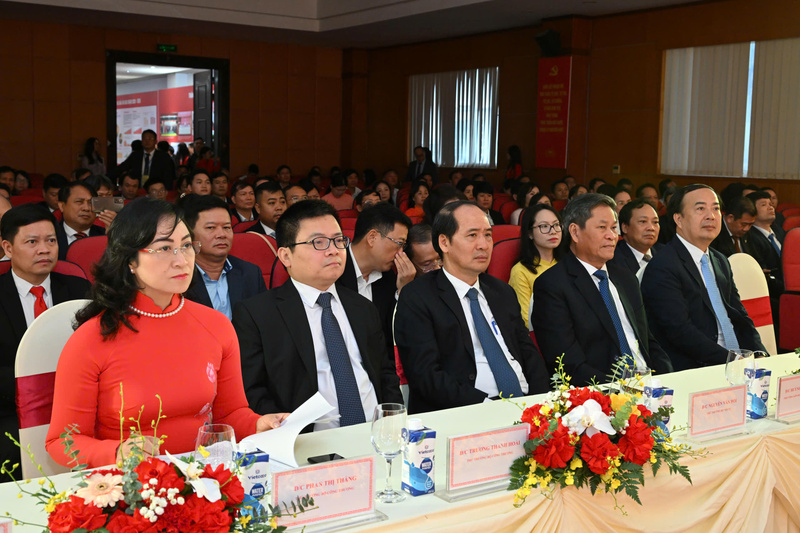 Thứ trưởng Bộ Công Thương Phan Thị Thắng, Thứ trưởng Bộ Công Thương Trương Thanh Hoài cùng các đại biểu tham dự Đại hội.