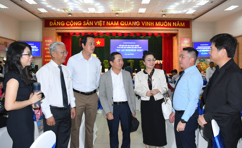 Ông Lê Trương Hải Hiếu - Bí thư Đảng ủy - Chủ tịch HĐND phường An Lạc, trao đổi với đại biểu tại sự kiện. Ảnh: Minh Khuê.