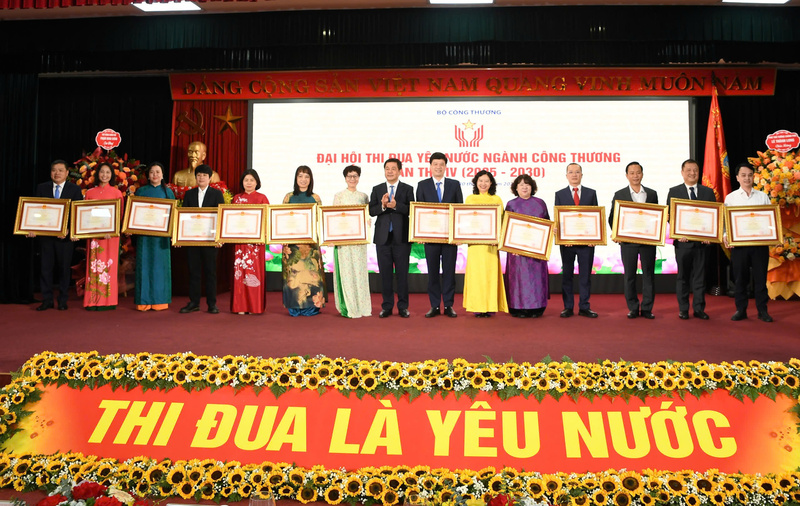 Bộ trưởng Nguyễn Hồng Diên thay mặt lãnh đạo Đảng, Nhà nước trao bằng khen của Thủ tướng Chính phủ cho tập thể và cá nhân thuộc Bộ Công Thương đã có nhiều thành tích trong công tác góp phần vào sự nghiệp xây dựng chủ nghĩa xã hội và bảo vệ Tổ quốc.