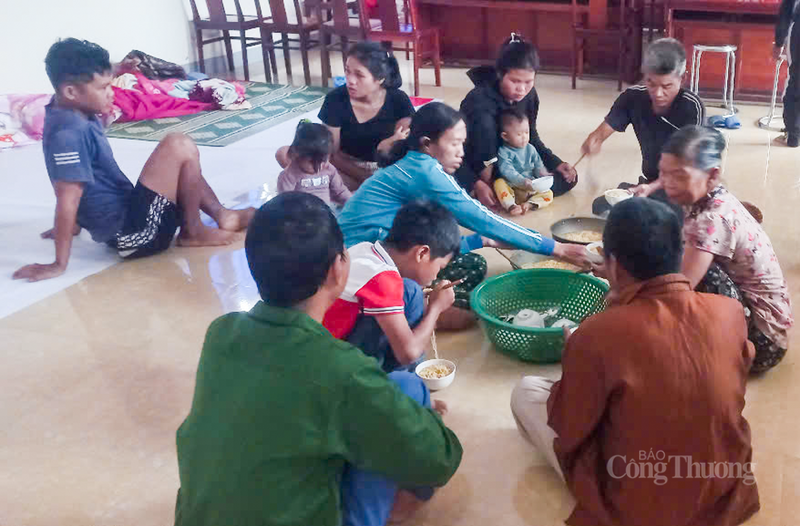 Bữa ăn của bà con tại Tổ công tác Rào tre trước khi về nhà. Ảnh: Phúc Sơn.
