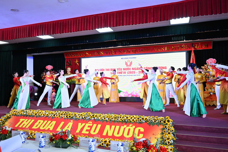 Văn nghệ chào mừng Đại hội.