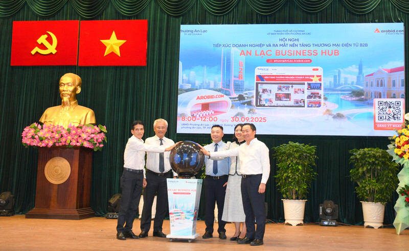 Lãnh đạo phường An Lạc và ông Trần Văn Chín - Chủ tịch HĐQT Công ty CP Công nghệ Arobid thực hiện nghi thức ra mắt nền tảng thương mại điện tử B2B "An Lạc Business Hub". Ảnh: Minh Khuê.