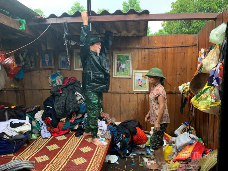 Bộ đội Biên phòng khắc phục ngôi nhà của cụ Hồ Đình Pắc bị gió cuốn tốc mái. Ảnh: Phúc Sơn.