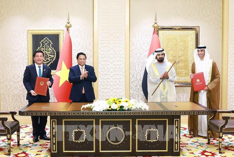 Thủ tướng Phạm Minh Chính và Phó Tổng thống, Thủ tướng UAE Sheikh Mohammed bin Rashid Al Maktoum chứng kiến ký kết Hiệp định Đối tác kinh tế toàn diện (CEPA) giữa Việt Nam và UAE. Ảnh: Dương Giang