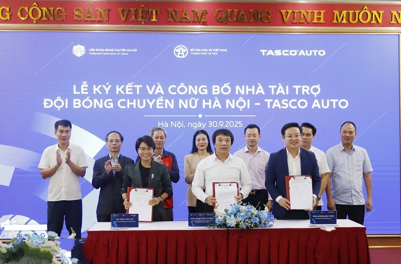 Đại diện các bên thực hiện ký kết thỏa thuận hợp tác và công bố tên gọi chính thức CLB Bóng chuyền nữ Hà Nội - Tasco Auto