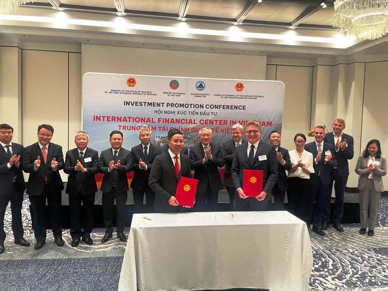 Dưới sự chứng kiến của Phó Thủ tướng Thường trực Chính phủ Nguyễn Hòa Bình, UBND TP. Đà Nẵng đã ký kết Bản ghi nhớ hợp tác về trung tâm tài chính với Công ty Frankfurt Main Finance. Ảnh: Đình Cường