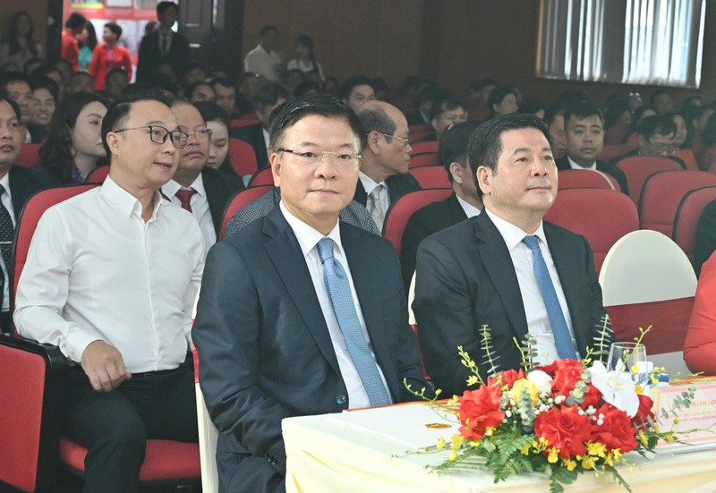 Phó Thủ tướng Lê Thành Long và Bộ trưởng Bộ Công Thương Nguyễn Hồng Diên tại Đại hội