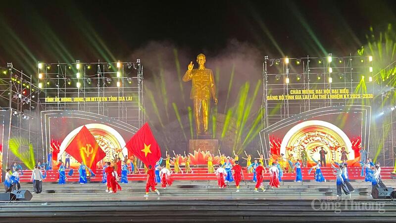 Chương trình nghệ thuật diễn ra tại Quảng trường Đại Đoàn Kết (phường Pleiku, tỉnh Gia Lai).