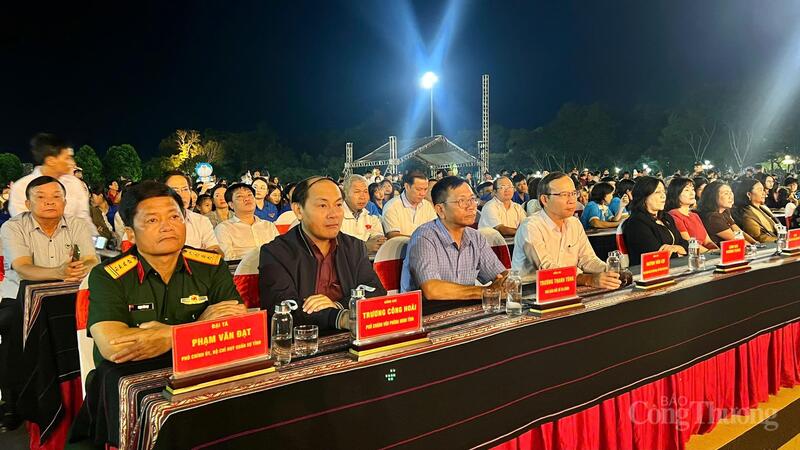 Các đại biểu tham dự chương trình nghệ thuật.