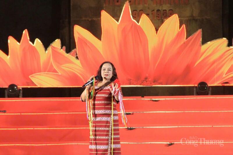 Chương trình có sự tham gia của hàng trăm nghệ sĩ, nhạc công đến từ Nhà hát Ca múa nhạc tổng hợp Đam San cùng nhiều đoàn nghệ thuật.