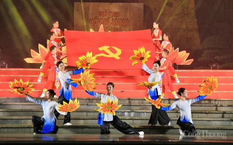 Chương trình được dàn dựng công phu với chủ đề “Niềm tin với Đảng - Vững bước tương lai”. Ảnh: Hiền Mai