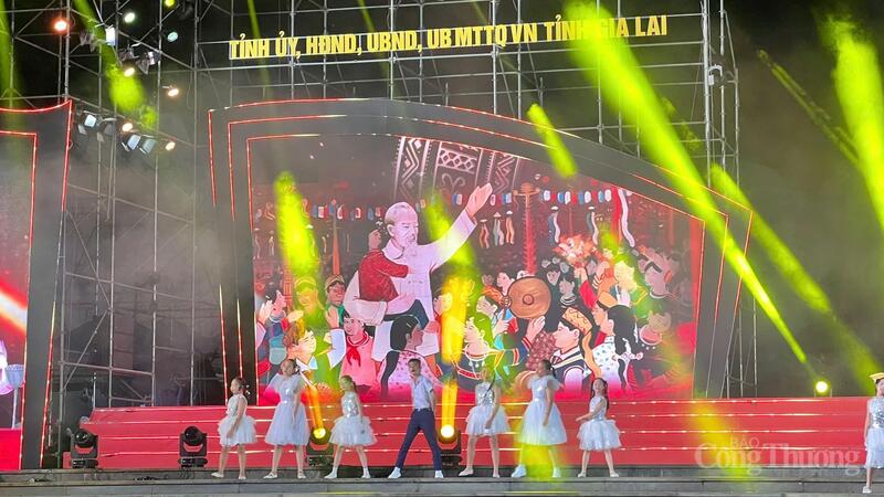 Chương trình nghệ thuật mang đến nhiều tiết mục đặc sắc. Ảnh: Hiền Mai