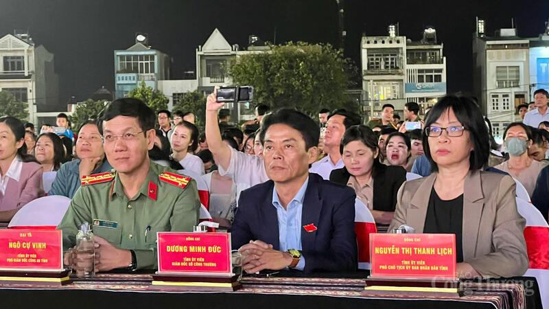 Các đại biểu tham dự chương trình nghệ thuật. Ảnh: Hiền Mai