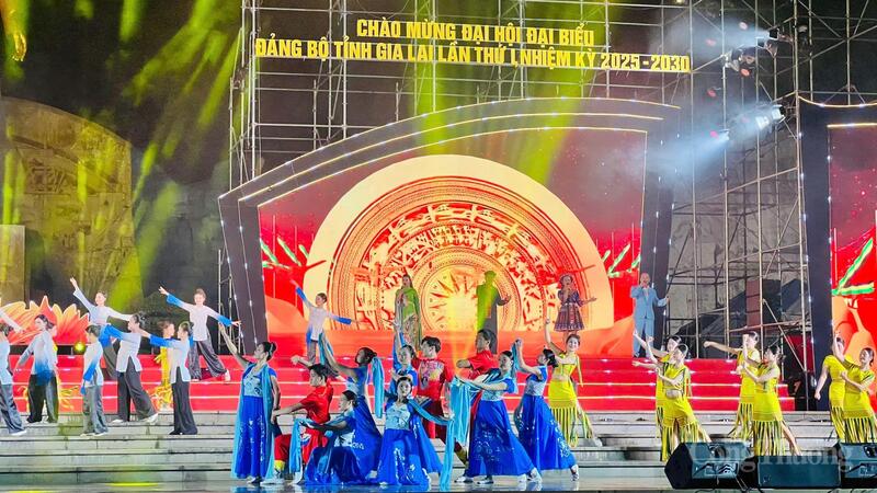 Chương trình được dàn dựng công phu với chủ đề “Niềm tin với Đảng - Vững bước tương lai”.