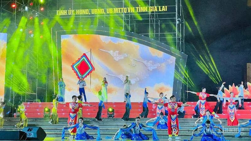 Không gian nghệ thuật vừa hoành tráng, vừa giàu cảm xúc.