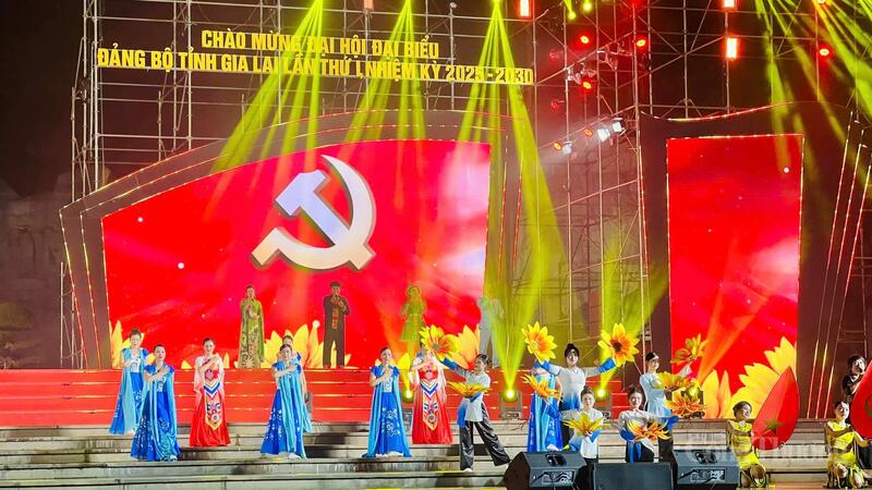 Chương trình nghệ thuật chào mừng Đại hội đại biểu Đảng bộ tỉnh Gia Lai lần thứ I, nhiệm kỳ 2025 - 2030. Ảnh: Hiền Mai