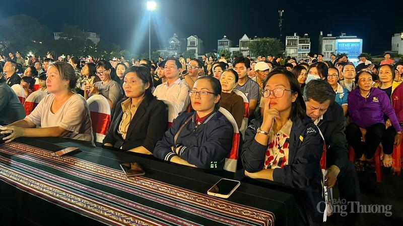 Đông đảo cán bộ, đảng viên và nhân dân đã tham dự Chương trình nghệ thuật chào mừng Đại hội đại biểu Đảng bộ tỉnh Gia Lai lần thứ I, nhiệm kỳ 2025 - 2030.