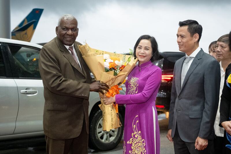 Phó Chủ tịch Quốc hội Nguyễn Thị Thanh; Thứ trưởng Bộ Ngoại giao Đặng Hoàng Giang đón Chủ tịch Quốc hội Cuba Esteban Lazo Hernández tại sân bay quốc tế Nội Bài.