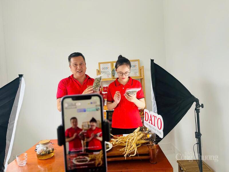 Công ty DATO livestream giới thiệu các nông sản như sâm dây, mướp đắng khô... của đồng bào Xơ Đăng