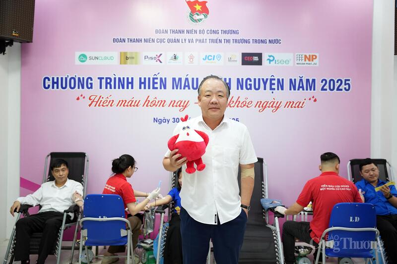 Ông Trần Hữu Linh - Cục trưởng Cục Quản lý và Phát triển thị trường trong nước tham gia hiến máu tình nguyện.