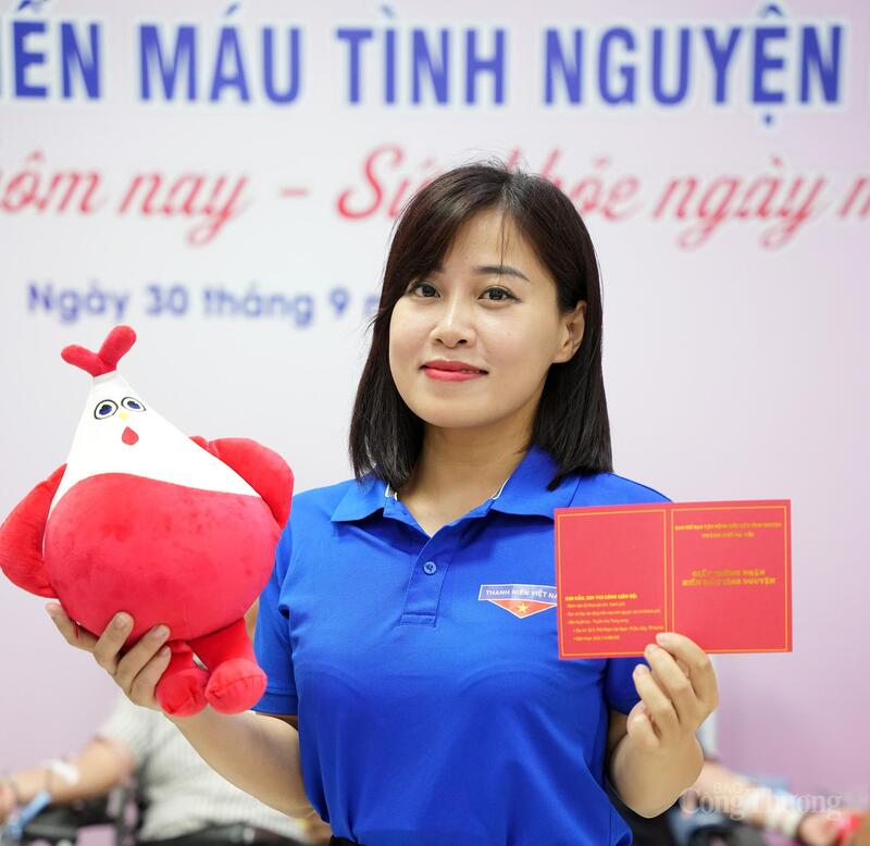 Đồng chí Nguyễn Ngọc Tâm - Quyền Bí thư Đoàn Thanh niên Bộ Công Thương, Bí thư Đoàn Thanh niên Cục Quản lý và Phát triển thị trường trong nước hiến máu tình nguyện và chia sẻ những thông điệp về chương trình.