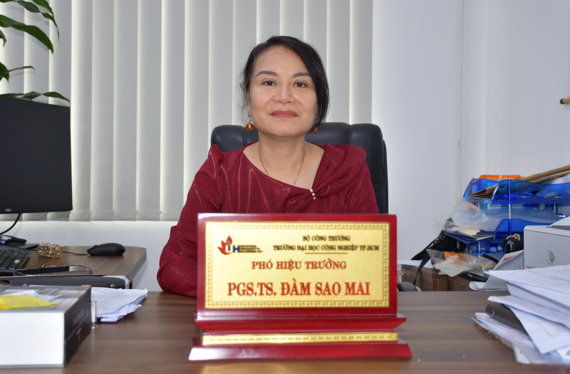 PGS.TS Đàm Sao Mai, Phó hiệu trưởng Trường Đại học Công nghiệp TP. Hồ Chí Minh vinh dự được Chủ tịch nước tặng thưởng Huân chương Lao động hạng Ba vì có những thành tích đặc biệt xuất sắc trong giai đoạn 2020-2025. Ảnh: Thanh Minh.