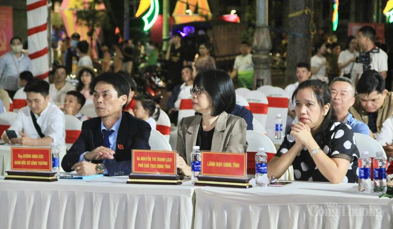 Lễ khai mạc có sự tham dự của bà Nguyễn Thị Thanh Lịch (giữa), Phó Chủ tịch UBND tỉnh Gia Lai và ông Dương Minh Đức, Giám đốc Sở Công Thương Gia Lai.