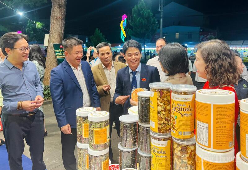 Triển lãm quy tụ hơn 50 doanh nghiệp với các gian hàng phong phú.