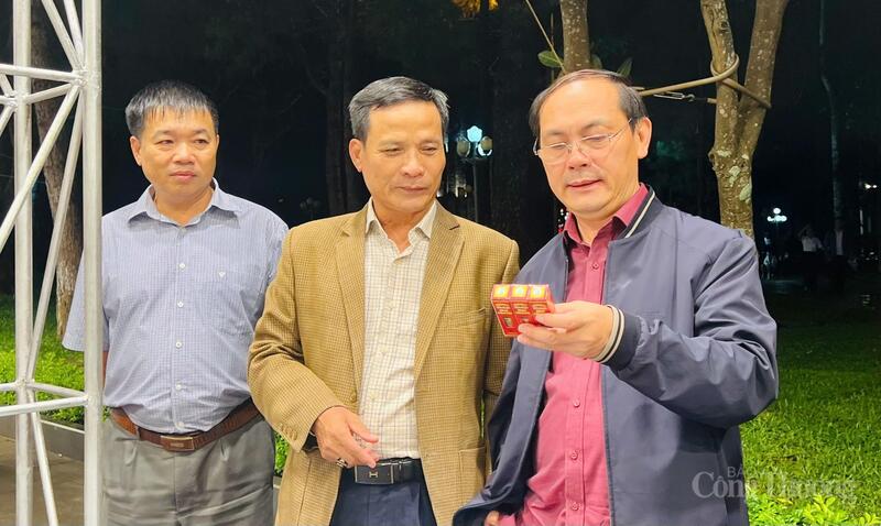Các đại biểu tham quan các gian hàng tại triển lãm.