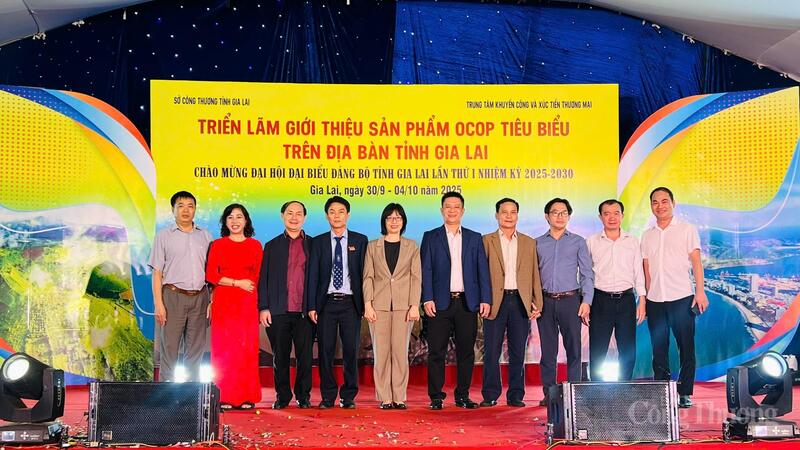 Các đại biểu chụp hình lưu niệm tại lễ khai mạc.