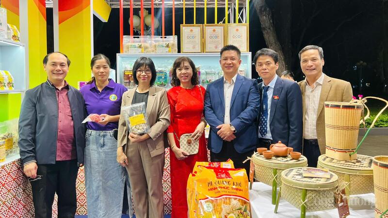 Các đại biểu chụp hình lưu niệm tại gian hàng OCOP.