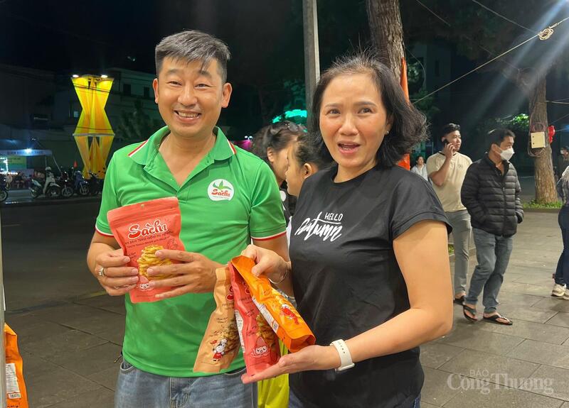 Người dân mua sắm tại triển lãm sản phẩm OCOP.