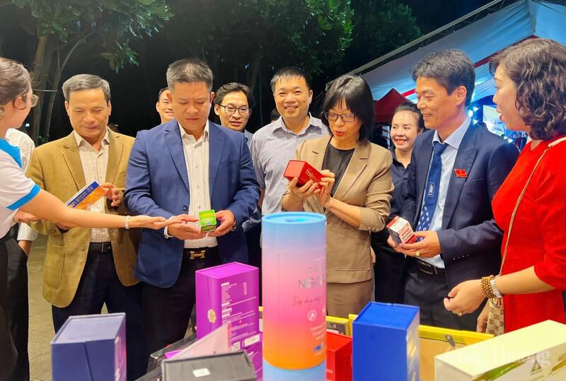 Các đại biểu tham quan các gian hàng tại triển lãm.