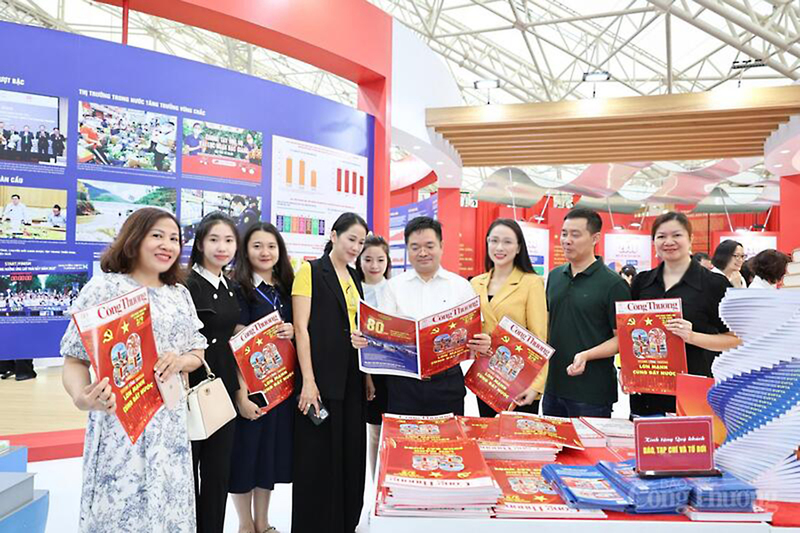 Khu vực trưng bày ấn phẩm Báo Công Thương tại Gian hàng Triển lãm của Bộ Công Thương