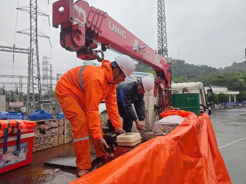 Các tổ chuẩn bị phương tiện, vật tư trước khi xuất phát. (Ảnh: Ngọc Diệp)