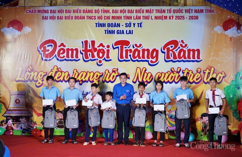 Ban tổ chức trao quà cho các em học sinh thuộc chương trình “Nâng bước em đến trường”.